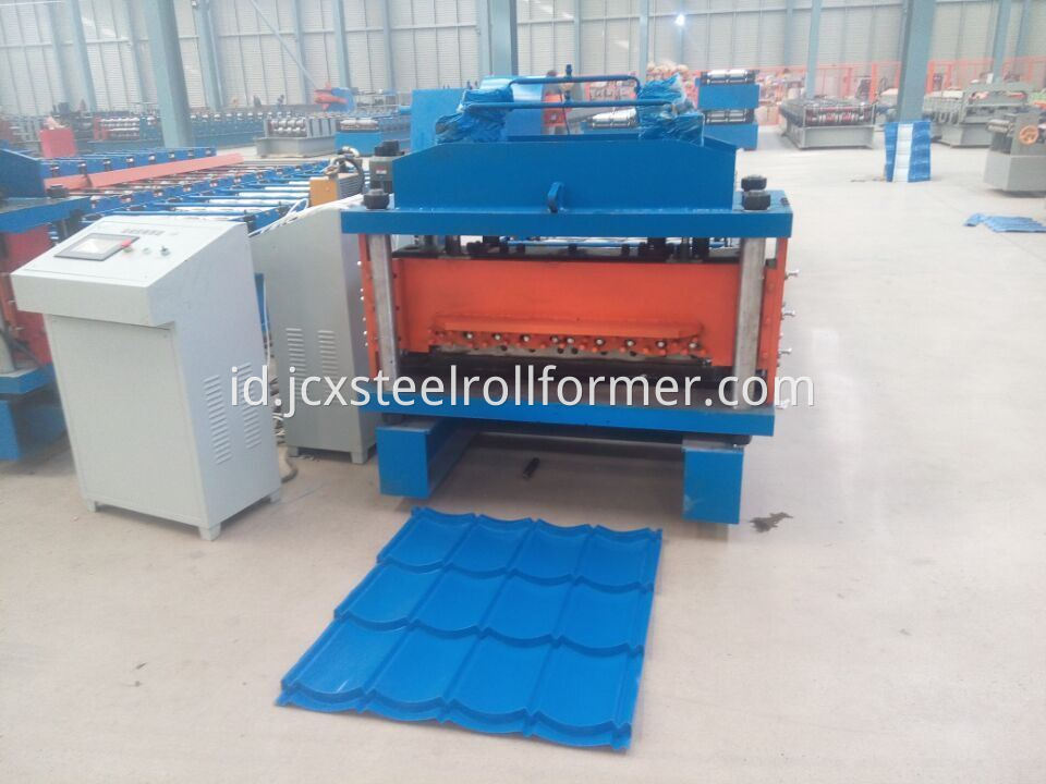 828 1035 Galvanized Steel Langkah Tile Roll Forming Machine